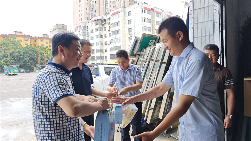 夏日送清涼，關(guān)懷暖人心